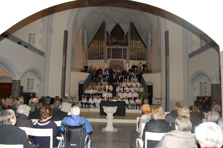 Posaunenchor und Kinderchor auf der neuen Stufenanlage der Friedenskirche bereiteten dem neuen Pfarrer ein herzliches Willkommen.