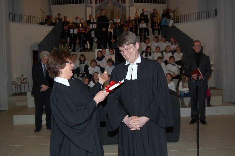 Dekanin Dr. Schwöbel-Hug freute sich über den fröhlichen neuen Pfarrer in Heidelberg.