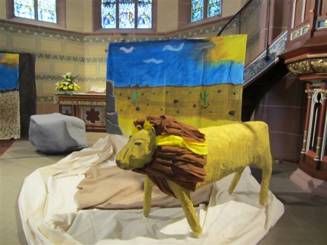 "Daniel in der Löwengrube" in einer szenisch-musikalischen Darstellung mit phantasievollen Kulissen.