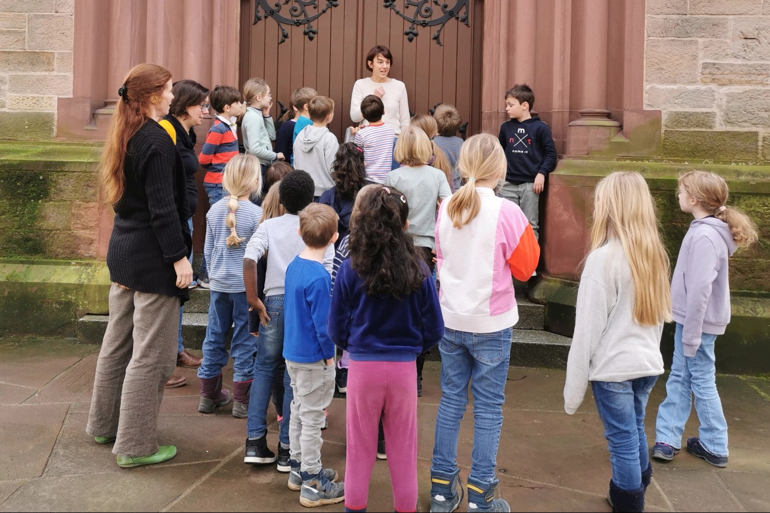 Teilnehmer der Kinderbibeltage vor der Johanneskirche