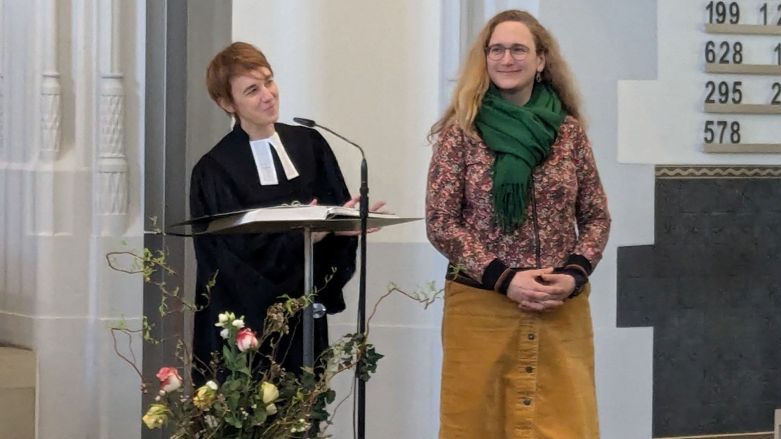 Barbara Foitzik wird von Pfarrerin Therese Wagner in ihr neues Amt eingeführt.